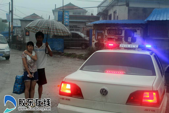 <em>打工女孩</em>迷了路 蓬莱交警冒雨相助(图)_烟台交