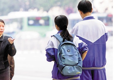 5位前男友陪少女人流:排队的排队交钱的交钱