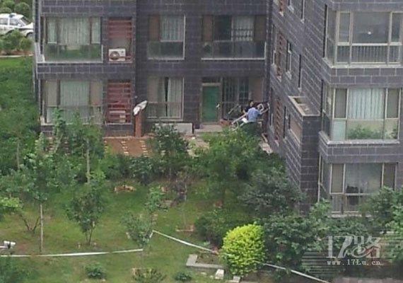 莱山一小区发生坠楼事件 女子尸体断成两截(图