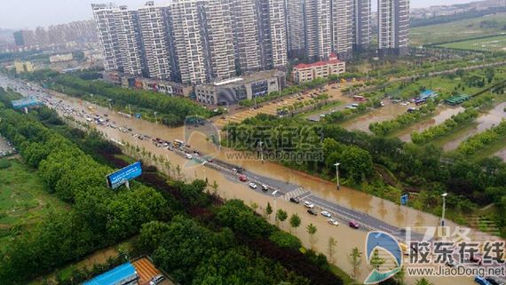 暴雨后观海路惊现"黄河 百年不遇车辆水中游