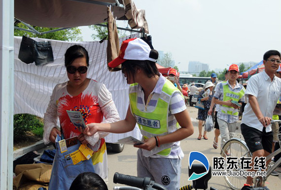 交警四大队组织大学生开展志愿者社会实践活动