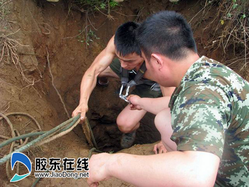 民警下到井窖给耕牛绑上绳子