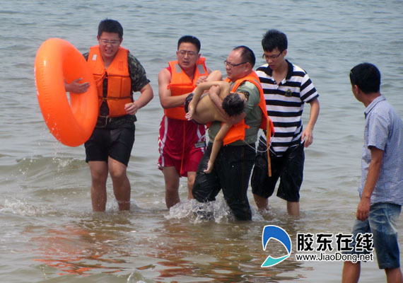 烟台3名孩子海边游玩一名溺亡一名失踪(组图)