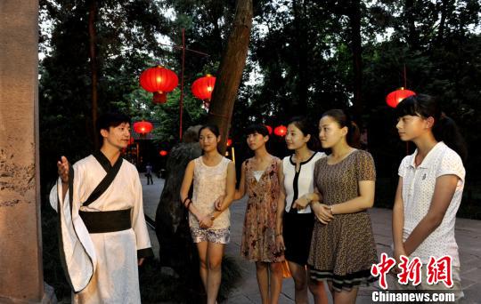 “2013夜游武侯祠”开启“戏说三国”主题季 “2013夜游武侯祠”开启“戏说三国”主题季