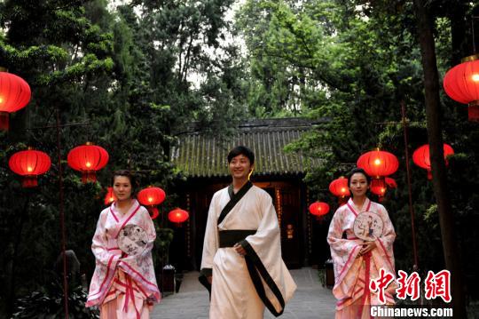 “2013夜游武侯祠”开启“戏说三国”主题季 “2013夜游武侯祠”开启“戏说三国”主题季
