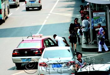 出租车违规掉头拉客 结果撞翻摩托车(图) 社会