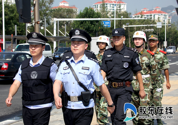 民警在滨海路巡逻执勤