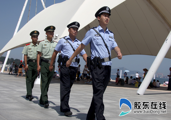 民警在滨海路巡逻执勤