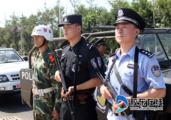 民警在滨海路巡逻执勤