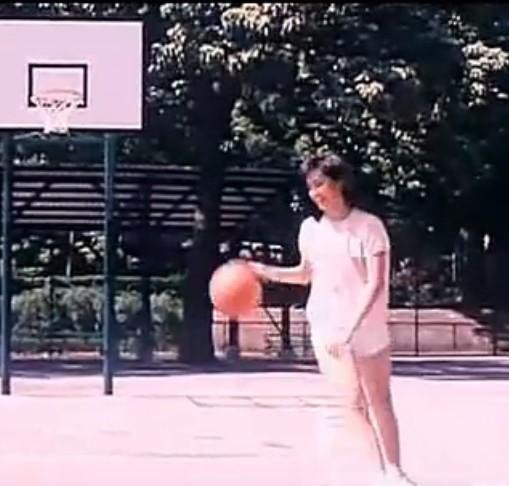 怎么打篮球胯下运动 11744614_697293.jpg