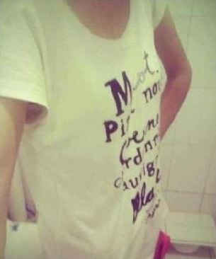 网络平胸大赛走红+<em>妹子胸部被</em>当做<em>鼠标垫</em>(组图