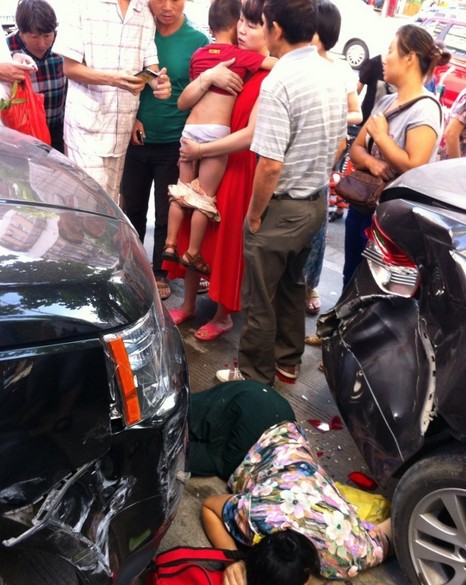 女司机错踩汽车油门 老人舍命护邻家男孩 汽车