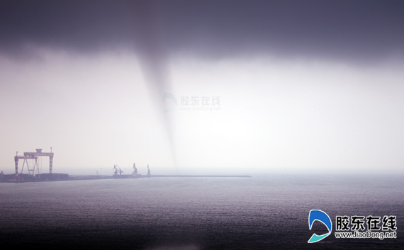 烟台海阳海面突现水龙卷 场面蔚为壮观(图)