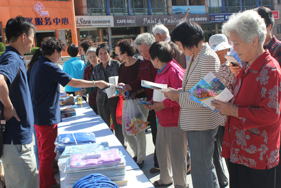 胶东在线网9月26日讯:为进一步普及水生野生动物保护知识,宣传水生野生动物保护法律法规,提高全社会生态环境保护意识,农业部联合各省级渔业主管部门自9月23日开始在全国范围内组织开展为期一个月主题为“关爱水生动物,添彩美丽中国”的“2013年水生野生动物保护科普宣传月”活动。为了更好的落实中央八项规定,本着厉行节约勤俭办事的原则,今年宣传月取消了全国主会场启动仪式,改为更加贴近社会公众的科普宣传活动。9月25日,水生野生动物保护科普宣传进四区(学区、社区、
