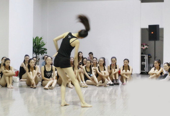 组图:<em>美女</em>学生<em>穿比基尼</em>上课男同学过眼瘾