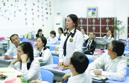 在巴蜀中学高一年级四班的教室里,一位白发