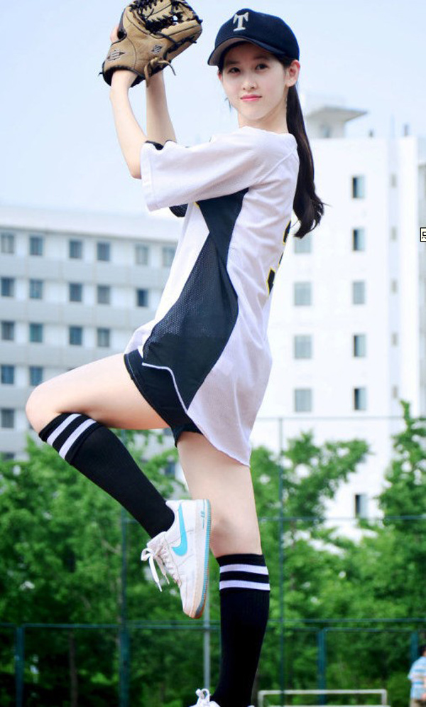 <em>奶茶MM最新</em>靓照曝光 棒球装引领帅气运动风_