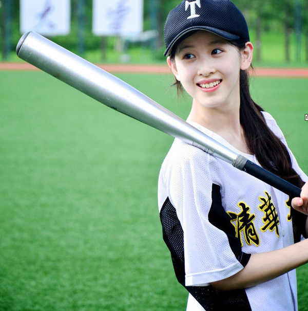 <em>奶茶MM最新</em>靓照曝光 棒球装引领帅气运动风_