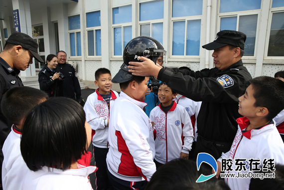 芝罘公安拉开警营开放日活动序幕(图)-- 烟台