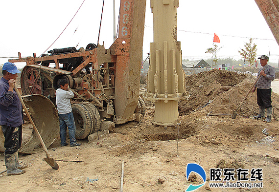 施工机械正在进行桩基施工,桥梁预制工作也正有序进行