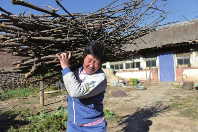 七旬夫妇空巢生活 邻居农妇照料三年