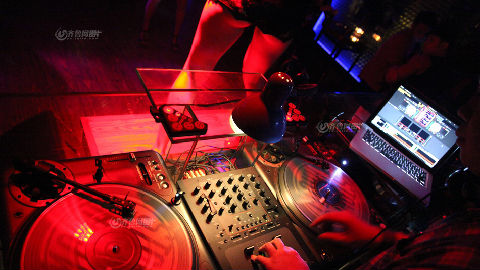 揭秘光棍节济南夜生活:舞女为工作隐瞒生育史