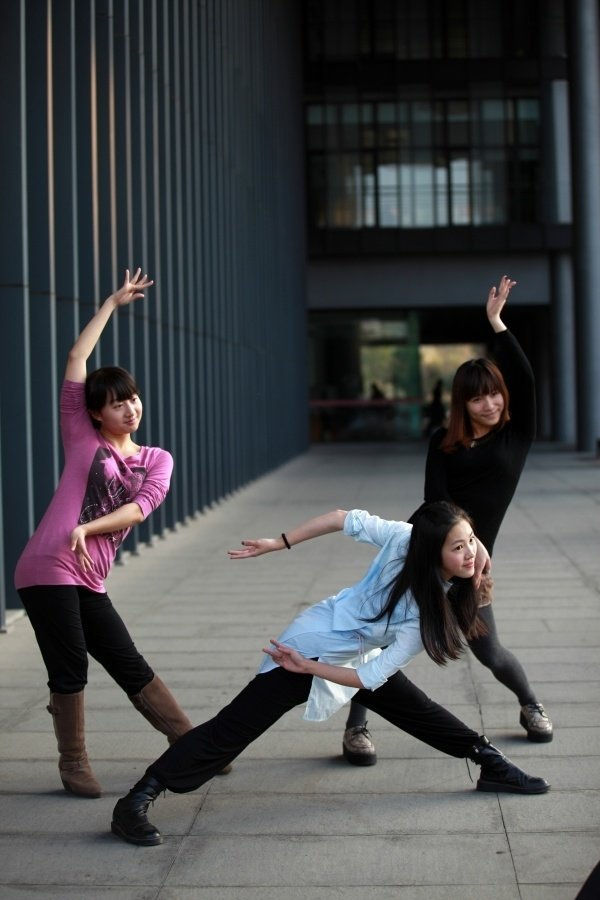 舞蹈系女大 学生 的 劈腿 神功(组图)__烟台教育