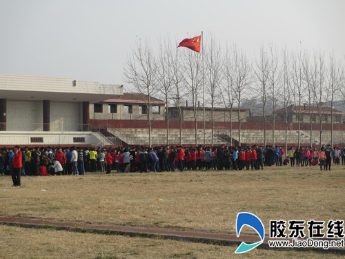 烟台机械工程学校首遇地震 学校紧急疏散学生