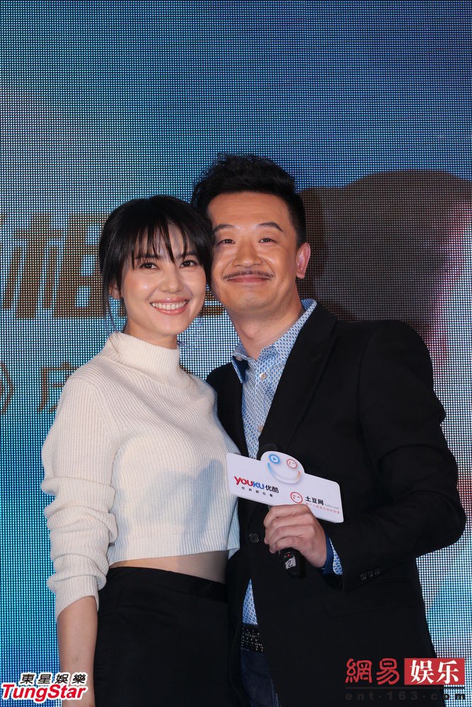 高圆圆穿裙装防止偷拍 大腿多处瘀青(图) 娱乐