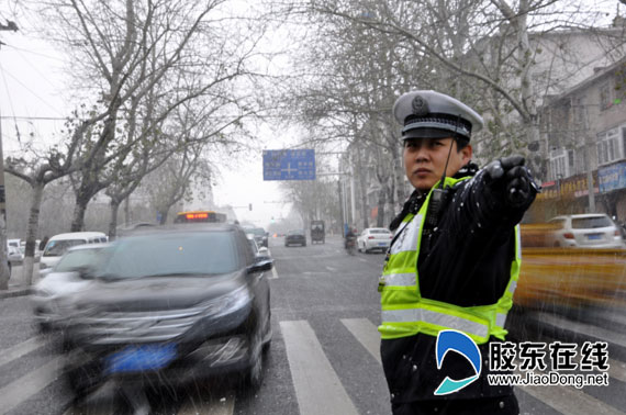 港城突降阵雪 烟台交警雪中保畅通(图)