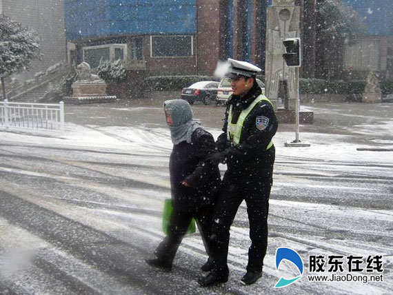 蓬莱交警闻雪而动 全员上路保畅通(组图) | 平安烟台网