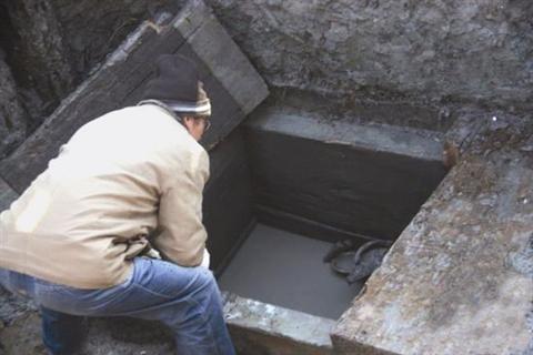 汉墓出土“保险柜”内装金属物体等文物(图) 汉墓出土“保险柜”内装金属物体等文物(图)