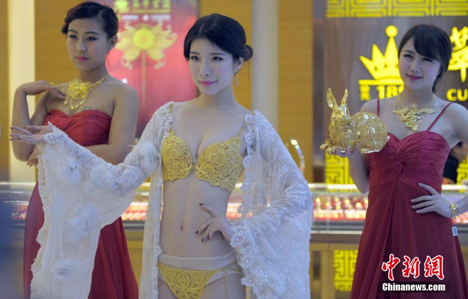 模特身着价值百万黄金内衣走秀引围观(组图) -