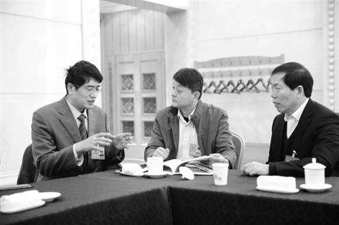 群众代表旁听两会 赞政协委员"直面敏感问题"