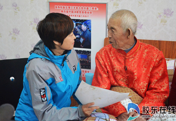 92岁老人拾荒助学18年资助百余学生感动中国