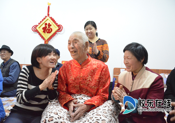 大家为老人鼓掌