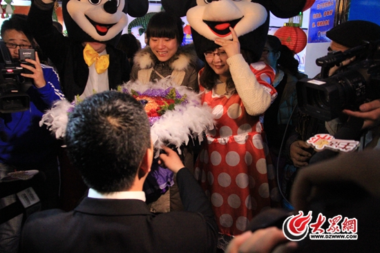 济南上演海底求婚,情人节抱得美人归 山东新