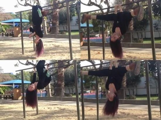 她在微博上载在公园玩双杠的照片,见她玩得出神入化,倒吊又张腿,完全