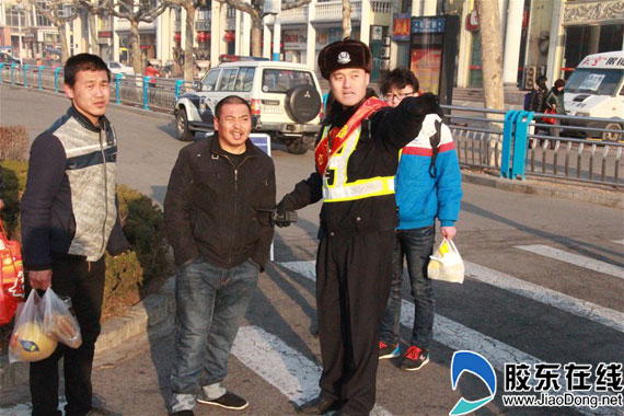 开发区交警开展雷锋精神文明交通志愿宣传活动