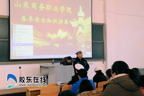 交警第四大队针对大学生 学车热 开展交通宣传