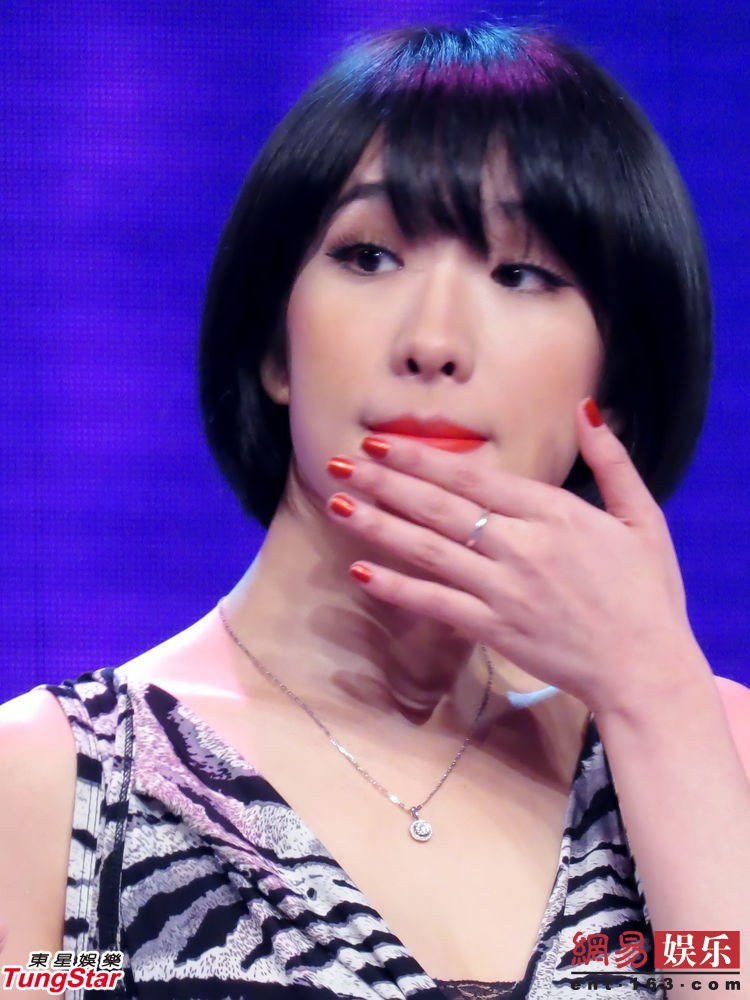 花儿朵朵冠军着低胸装录节目 频整衣防走光