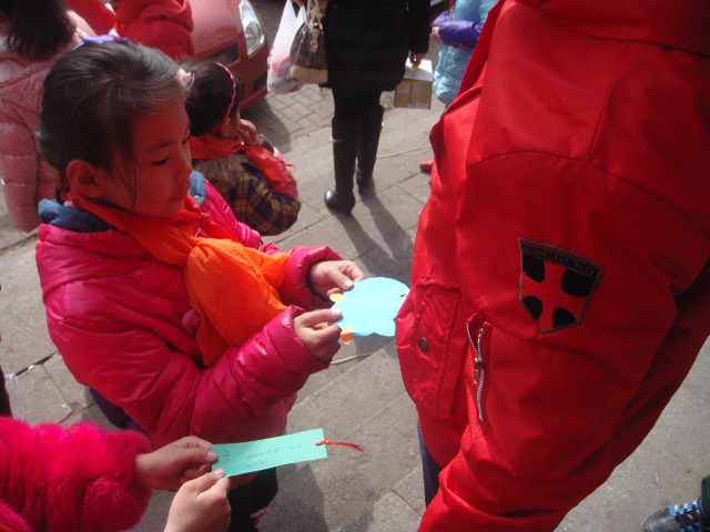 新海阳小学开展春天的书签护绿活动