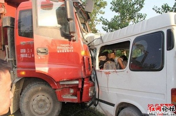 围观:监控拍下夫妇闯红灯被撞飞瞬间 汽车新闻