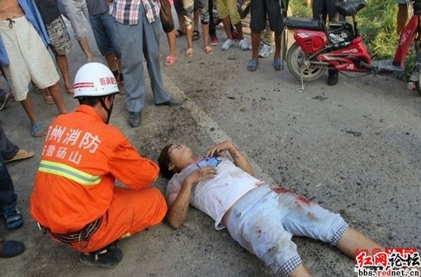 围观:监控拍下夫妇闯红灯被撞飞瞬间 汽车新闻