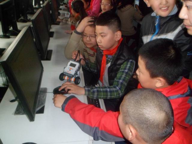 葡萄山小学开展乐高机器人进课堂活动