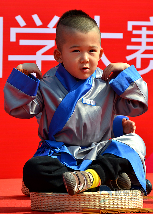 烟台首届少儿国学大赛开幕 着古装诵《弟子规