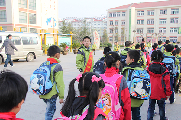 莱山区实验小学健全学生会组织