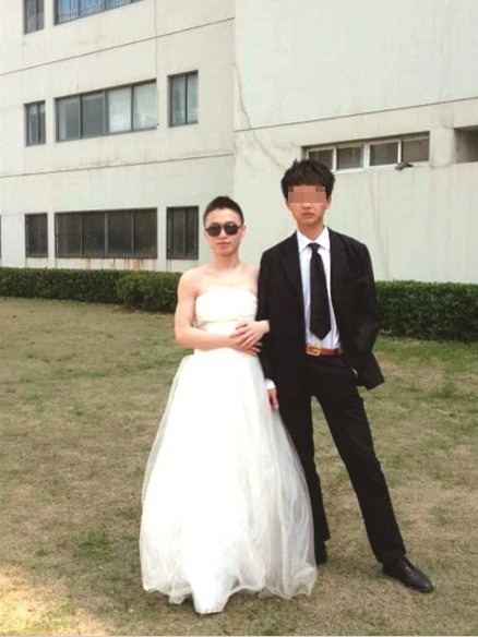 大学两男生拍婚纱毕业合影(图)