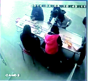 男子想发财拿走20张刮刮乐 监控全记录(图) 社