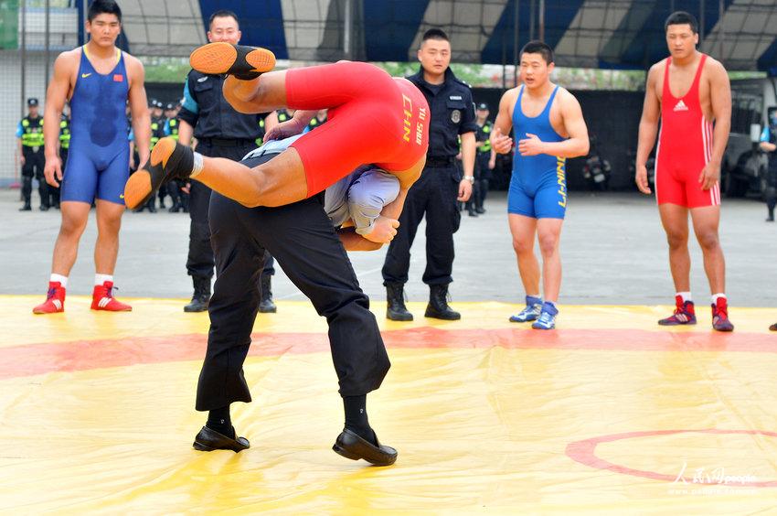 特警队与摔跤队切磋 女汉子抱摔特警(图) 世相